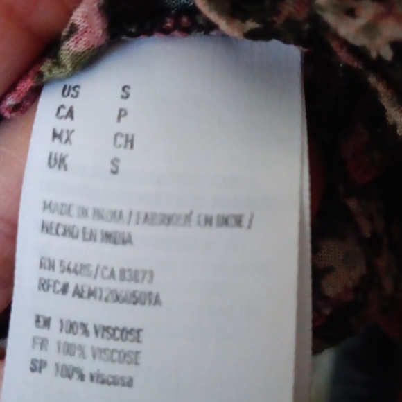 American Eagle Outfitters Cold shoulder blouse. - Picture 5 of 5